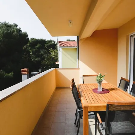 Apartmaji Valentina * بريمونتيرا