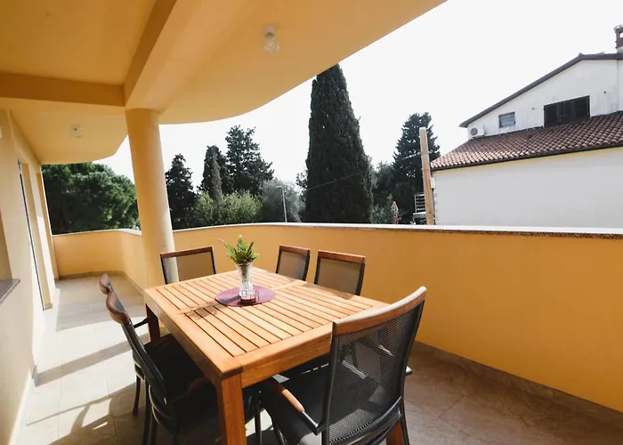Apartmaji Valentina * Premantura