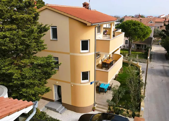 Apartmaji Valentina * Premantura