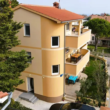 Apartmaji Valentina * Premantura