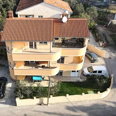 Apartmaji Valentina * Premantura